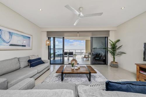Brilliant Harbour Views and Lap Pool & walk to shops
