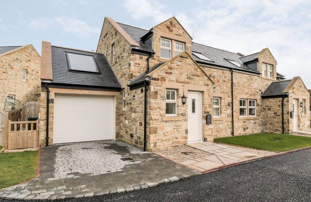 BRINDLES COTTAGE, family friendly, with a garden in Seahouses