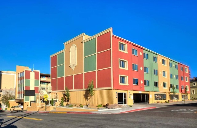 Bring the Family! 2 Comfortable Units w/Kitchenettes, Close to Truckee Riverwalk