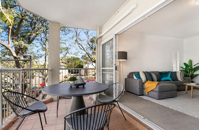 Brisbane Riverside Spacious 2-Bed Near Mall