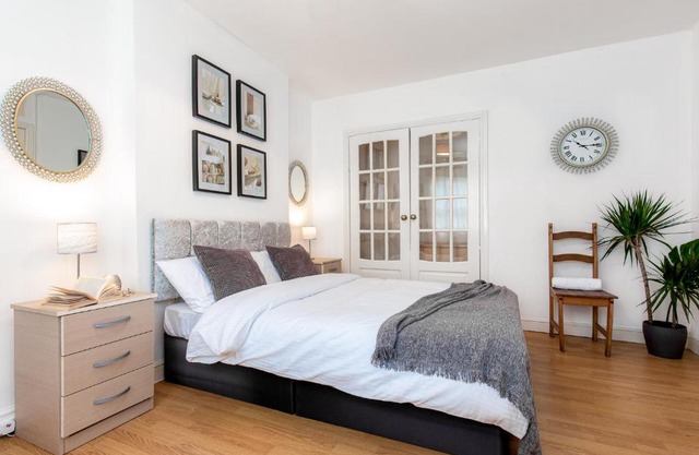 Broadhurst House Deluxe Room 2