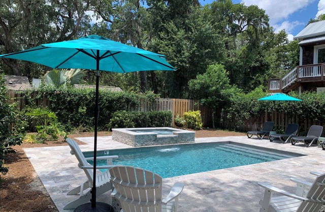 BROADWAY BREEZE ~ Close to Beach Access ~ Fabulous New Heated Pool and Hot Tub