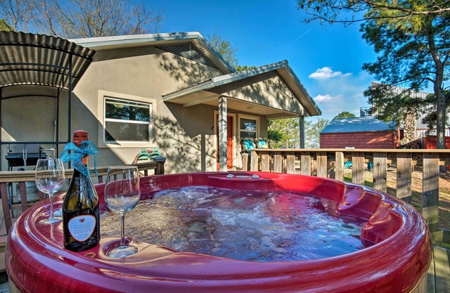 Broken Bow Cottage w/Deck, Hot Tub & Fire Pit!