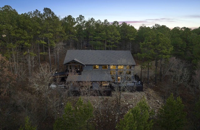 Broken Branch Lodge, Offers guests unique amenities & amazing views