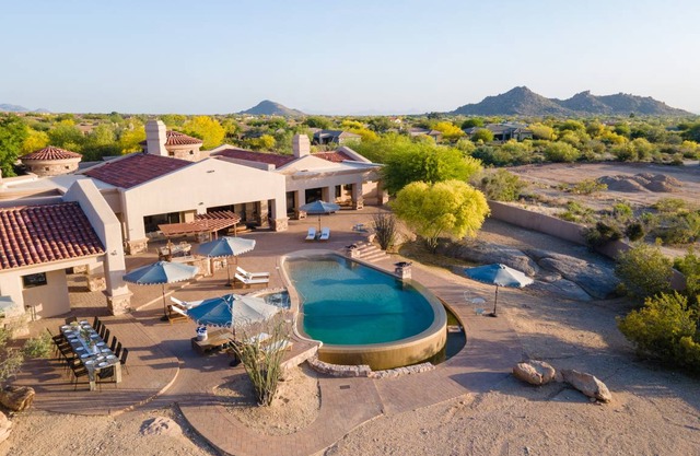 Bronco by AvantStay Incredible Views w/ Pool, Hot Tub, Outdoor Kitchen, Game Room & Movie Room!