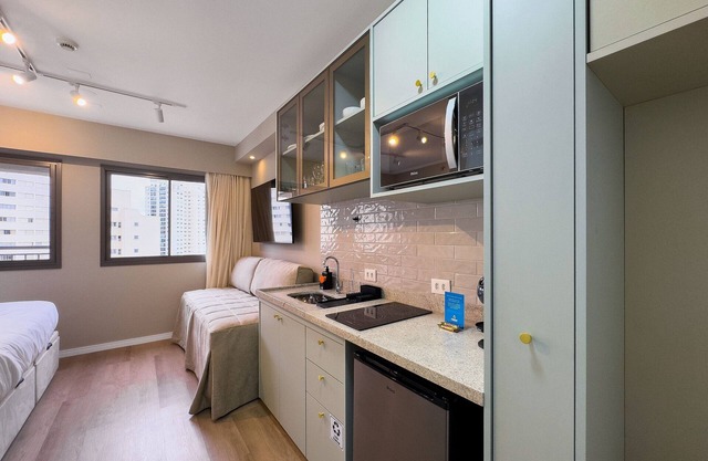 Brooklin Studio near US Consulate & Racetrack