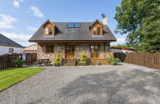 Broombank Cottage - sleeps 6 guests in 3 bedrooms