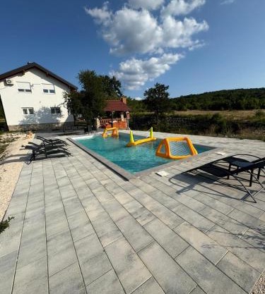 Buško Escape beach