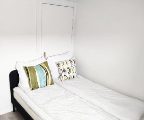 Budget room 5 in a central location with free parking