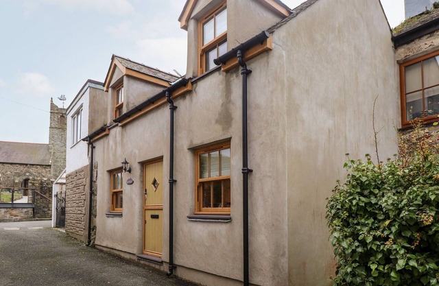 BULL BACH (OLD SMITHY), pet friendly, with a garden in Nefyn