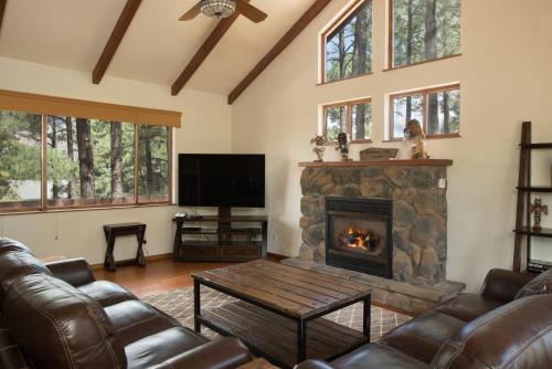 Burning Tree Lodge - Forest Views Fire Pit AC Pet and Family Friendly