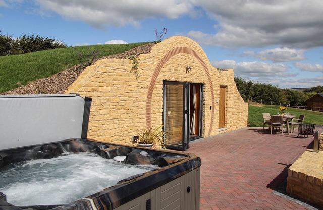 Burrow View - a hobbit hut that sleeps 4 guests in 1 bedroom