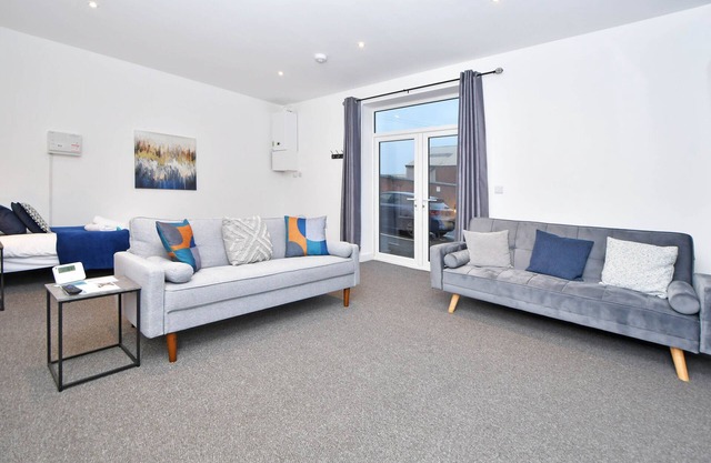 Burton Apartments. Free WiFi & Parking - Sleeps 4
