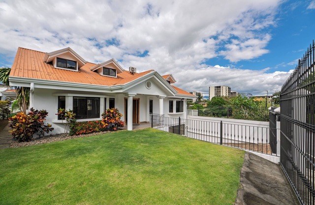 Business & Family Stay Spacious 5-bedroom house in Escazú with WiFi, AC