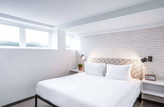 Buzz Queen, Hotel Hive, Ensuite Comfort, Lively Locale