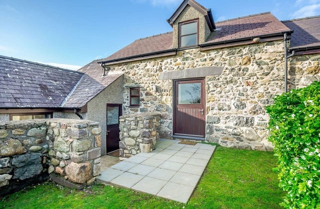 BWYTHYN-Y-WENNOL, family friendly, with a garden in Abersoch