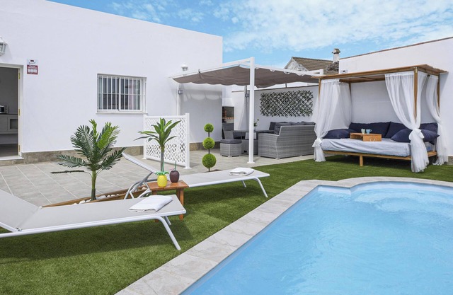 Chalet Casa Caramelo with Mountain View, Wi-Fi, Pool, Garden & Terrace