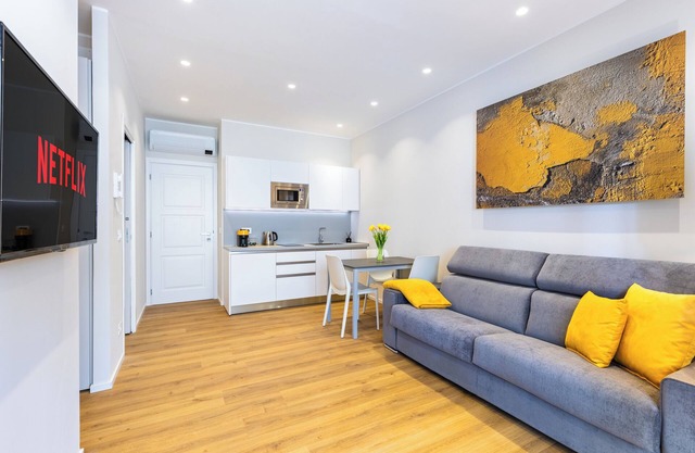 C8 Apartments: Giallo Senape 02