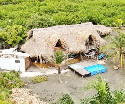 Cabaña Coco y arena, frente al mar, lejos del turismo y cerca a los manglares