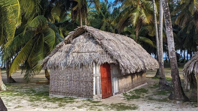 Cabañas tradicionales en isla Aroma