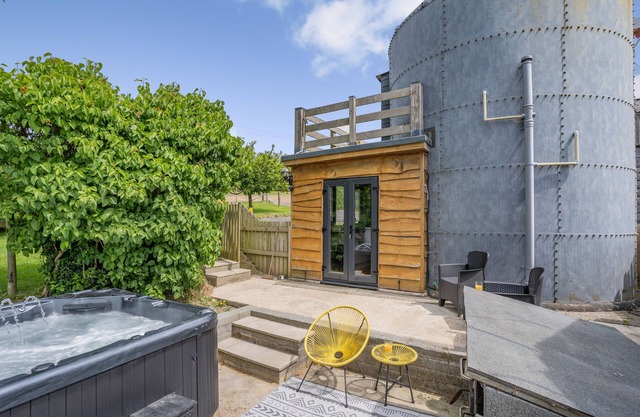 Caban Silo - One Bedroom House, Sleeps 2