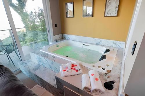 Cabana romântica com Jacuzzi ao lado de Gramado