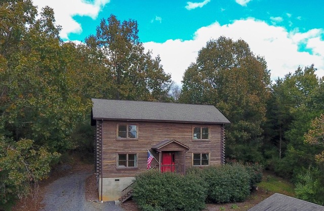 Cabin 115, Luxury 6 bedroom, 3 bath cabin minutes from Downtown Lexington!
