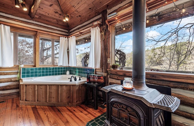 CABIN 2 LAKE LUCERNE - lake view w/corner tub, wood stove, 3 mi. to dwtn Eureka