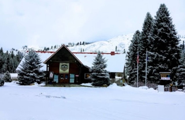 Cabin 3 at Southfork Lodge- Sleeps 2