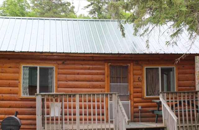 Cabin 6 - Classic cabin with a dockside deck