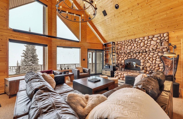 Cabin Bones: Luxury Mountain Getaway with Stunning Views and Amenities