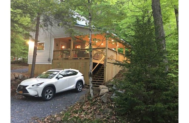 Cabin close to town with lake access & hot tub