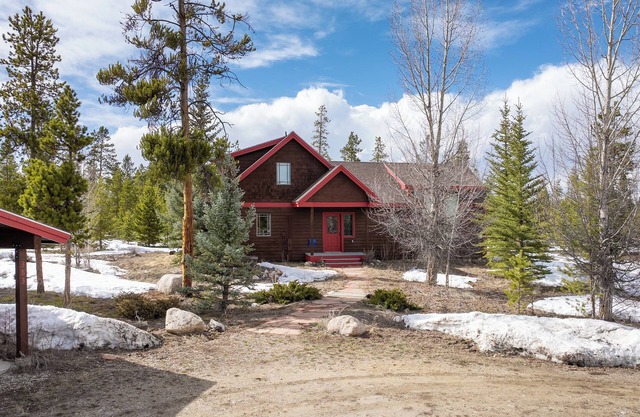 Cabin getaway 3 bedroom, garage, open floor plan