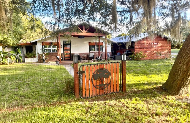 Cabin Modern Comforts to Fish+ Cruise+Beach+Daytona Racing+Orlando Theme Parks!
