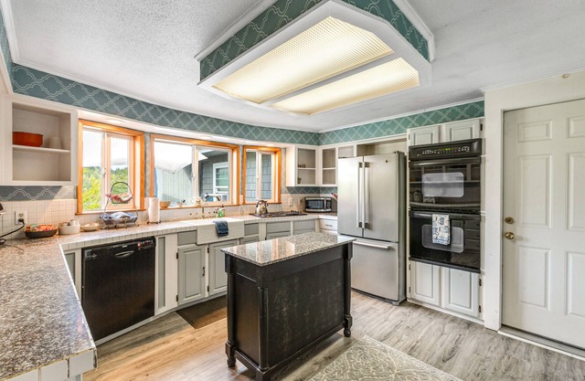 Cabin-Style Cottages w/Private Hot Tub, & View of Lagoon Deer and Harbor