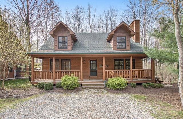Cabin tucked in the trees with private hot tub & lake/pool access