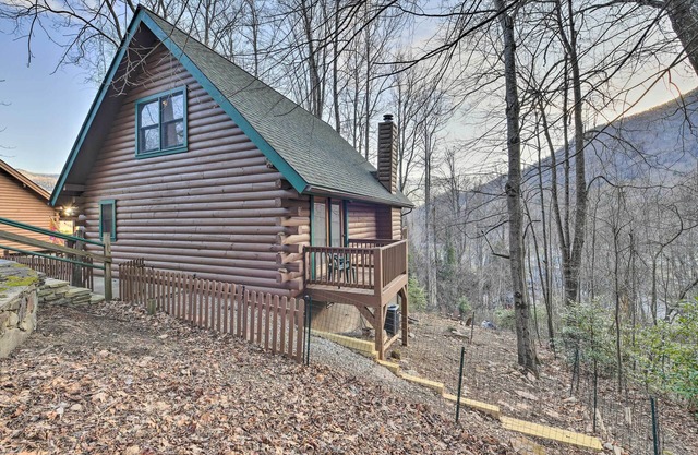 Cabin w/Fire Pit: 5 Mi to Cataloochee Skiing