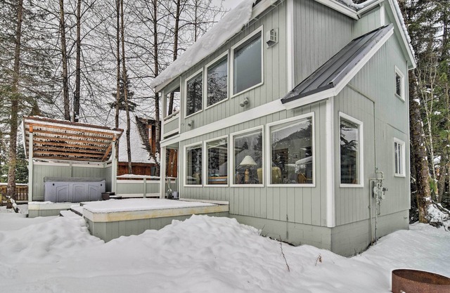 Cabin w/Hot Tub & Views: 1 Mile to Alyeska Resort