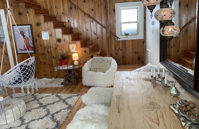 Cabinlicious! Extra fun 70's Tahoe Retreat elite neighborhood a block to beach