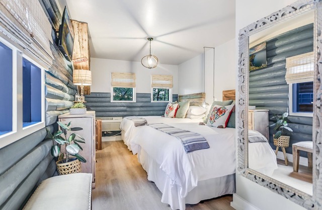 Cabins on the Square: Nature Suite #3