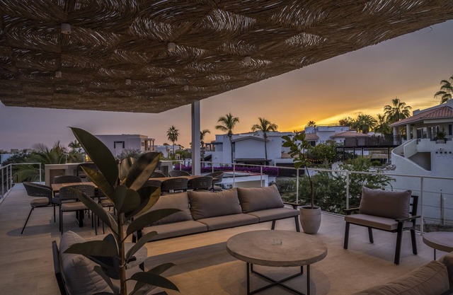 Cabo Bello modern and beautiful, 8 minute walk to beach