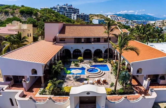 Cabo Villa for 20 w/Ocean Views & Pool+Hot tub