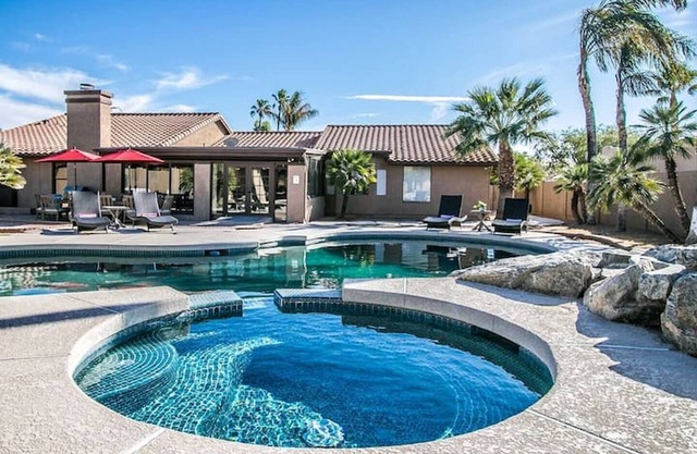 Cactus Casa! Pool/spa, game room, Putting Grn, 8 Bdr