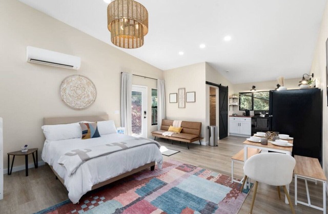 Cactus Casita: Prime Location, Walk to Trails