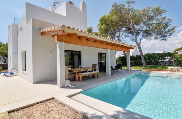 Cala Serena Villa, Sleeps 8 with Pool, Air Con and WiFi