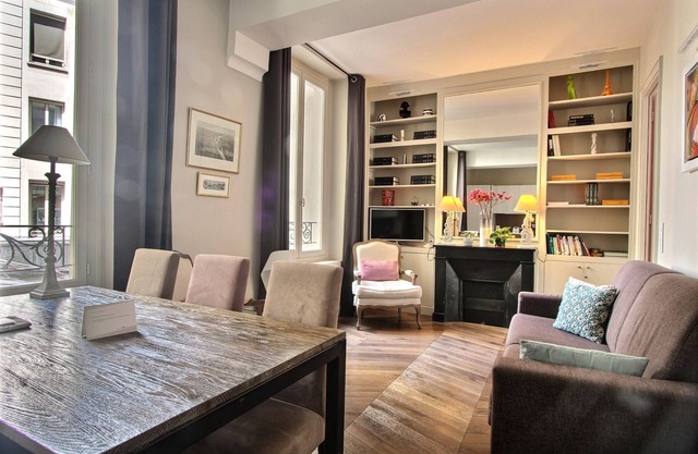 Calm 2 BD 2 BTH in St. Germain, near the Seine, insurance included
