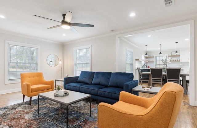 Calmont Urban Farmhouse: 4-Bedroom Stylish Stay