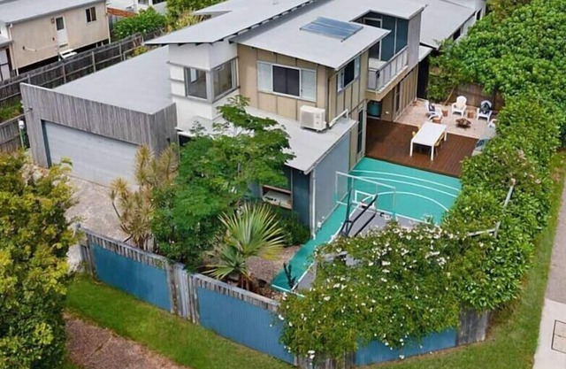 Caloundra getaway, a stone's throw from the beach!