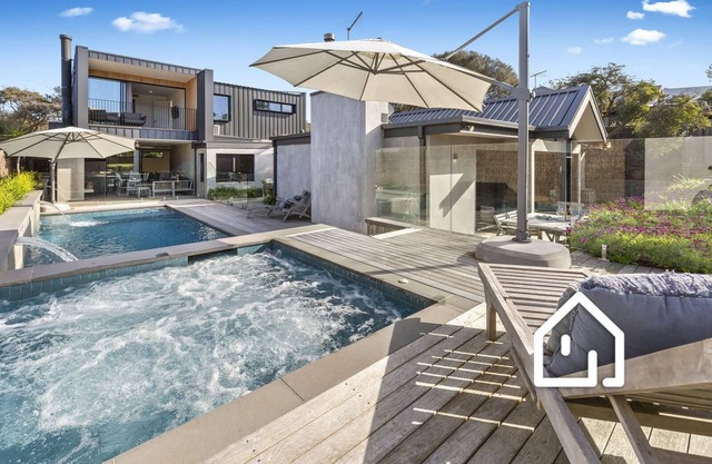 Cambridge Gardens *1 NIGHT FREE* Luxury in Sorrento with Gas Heated Pool & Spa