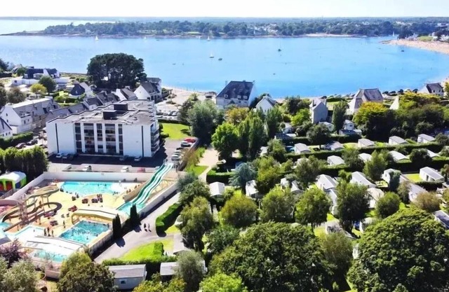 Camping de la Plage* - Chalet for disabled people - 35m² - 2 bedrooms - covered terrace - (chalet designed for people with reduced mobility) - 3 people